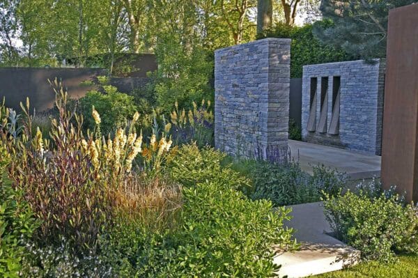 contemporary garden with free-standing feature wall and lots of planting